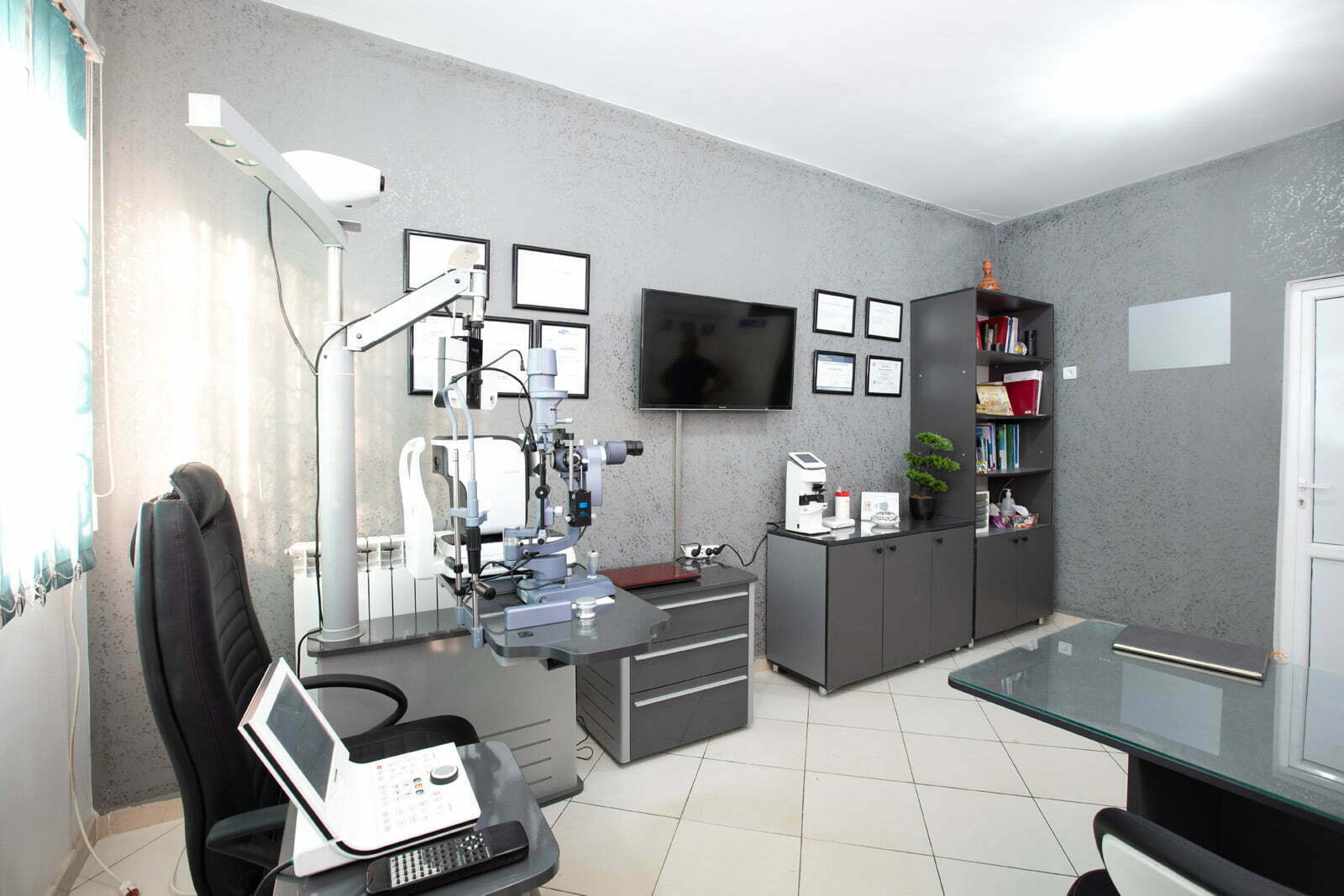 Bureau de consultation du Dr Rezki Ihaddadene au sein de la clinique d'ophtalmologie Oculus équipé avec appareils sophistiqués à Blida en Algérie