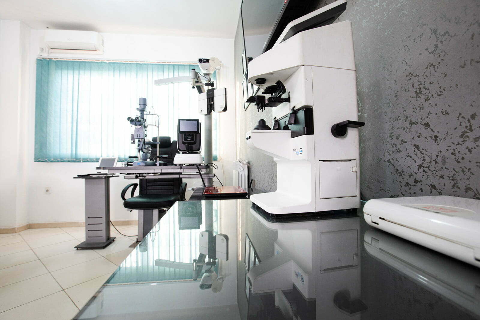 Bureau de consultation du Dr Rezki Ihaddadene au sein de la clinique d'ophtalmologie Oculus équipé avec appareils sophistiqués à Blida en Algérie