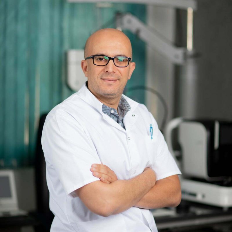 Dr Rezki Ihaddadene, médecin ophtalmologue à Blida en Algérie au centre d'ophtalmologie Oculus