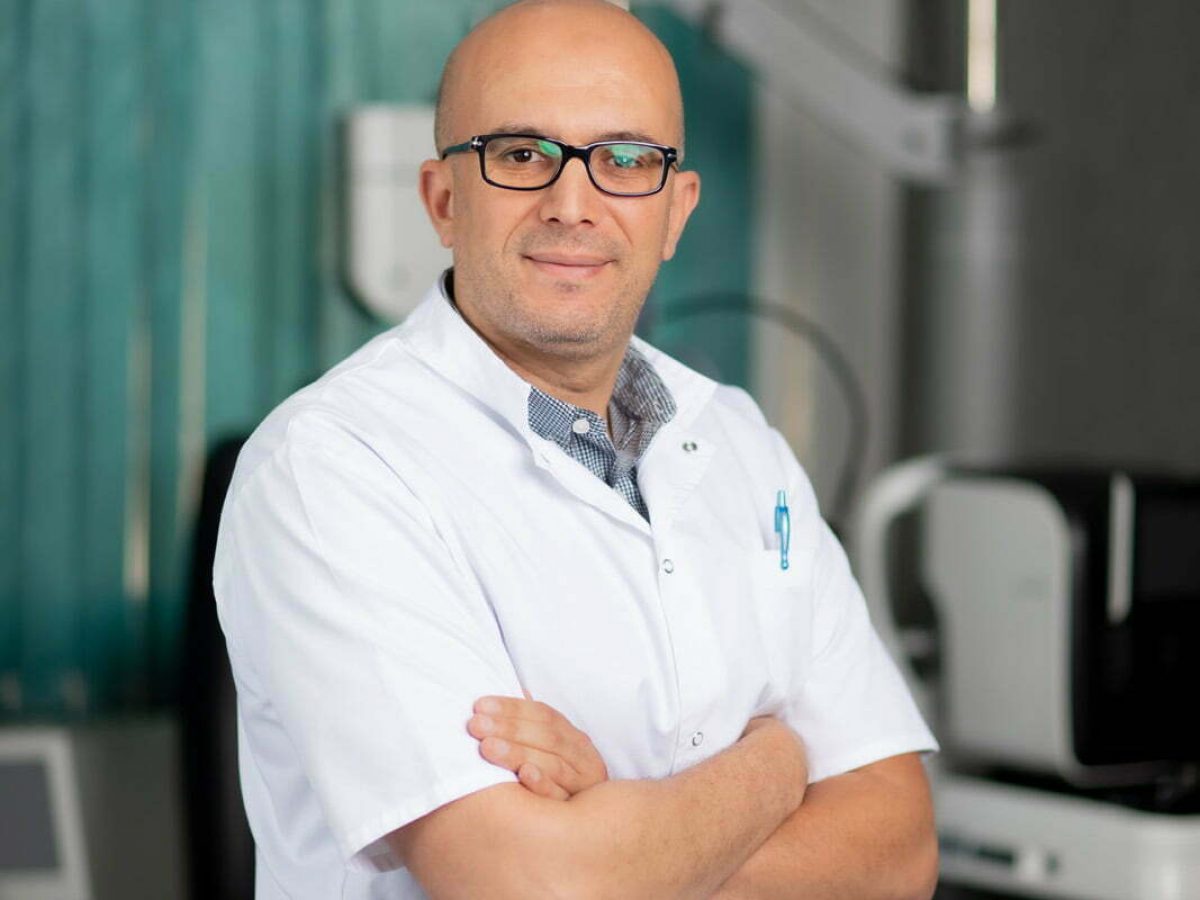 IMG_0152 Dr Rezki Ihaddadene, médecin ophtalmologue à Blida en Algérie au centre d'ophtalmologie Oculus